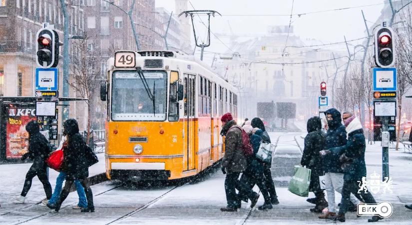 Lázár János: A buszos közlekedést nehezíti a havazás, a vonatoknál nincs fennakadás
