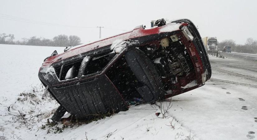 A tűzoltók vörös villogója hasított a téli tájba, közlekedési balesethez siettek Ceglédre