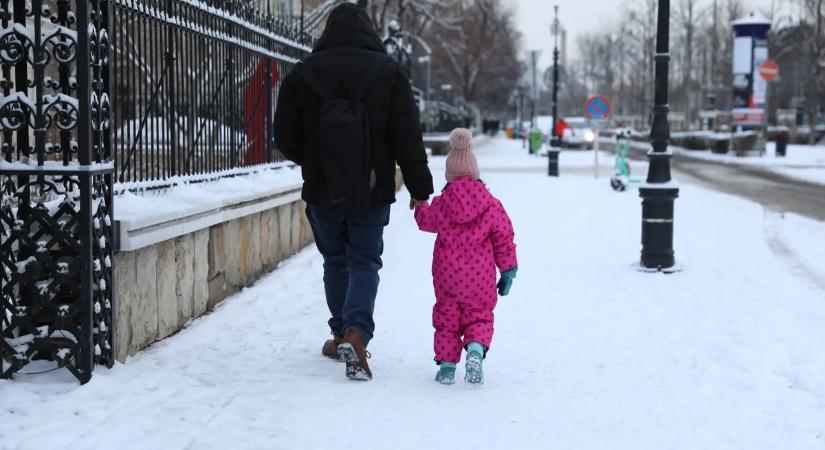 Országos riasztást adtak ki: térdig érő hó is eshet