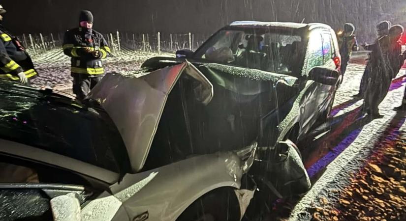 Frontális karambol Gyöngyösnél, korlátnak vágódó autó az M3-ason: Hevesben elemi erővel csapott le a tél