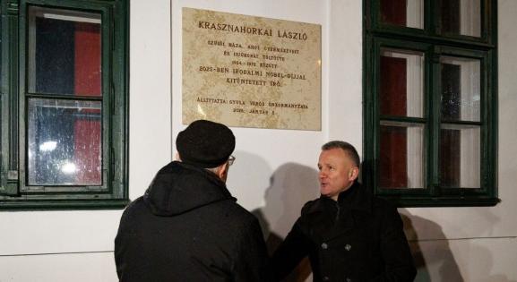 Emléktáblát avattak Krasznahorkai szülőházánál