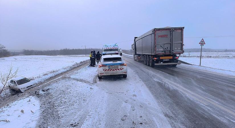 Sorban csúsztak le az autók az útról a 47-es főúton, többen is az árokban végezték – fotókkal