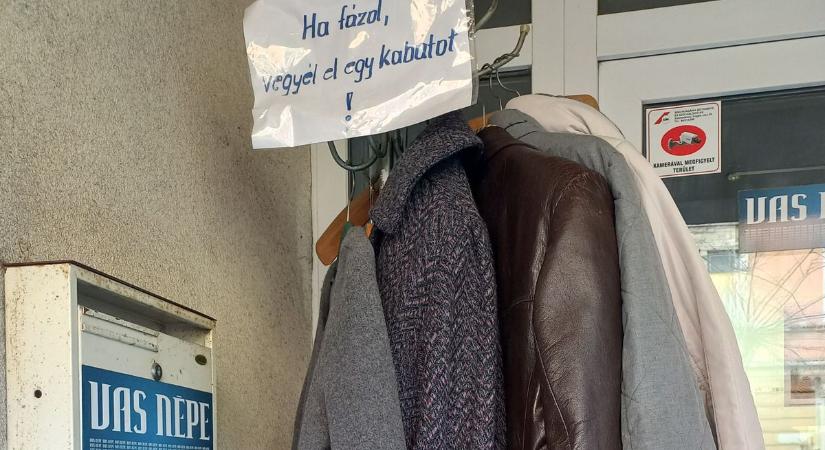 Kabát-akció – Nagy a forgalom a Vas Népe bejáratánál