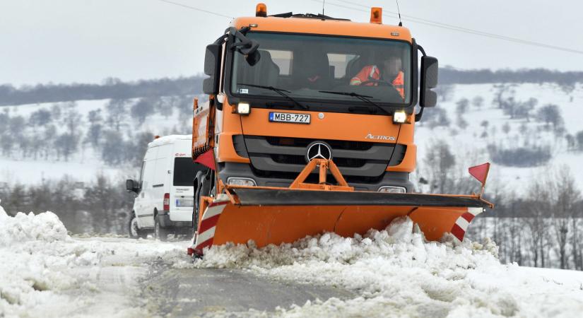 Mikor takarítják már el a havat az utcákon? – Bemutatjuk, ki, mikor várhatja a hókotrókat a lakóhelyén!