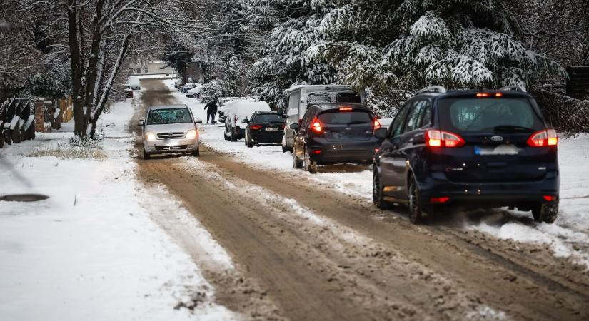 Megérkezett a hó Egerbe: hangulatos városkép, vegyes útviszonyok  fotók