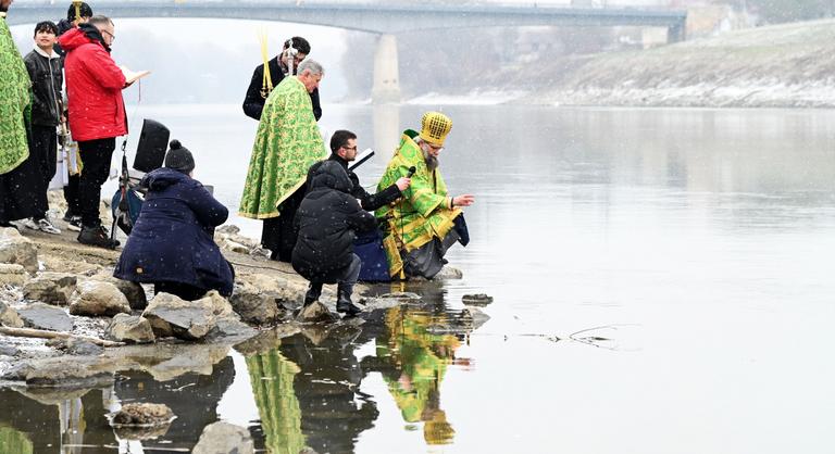 Ma van vízkereszt, amikor három csodát ünneplünk, és ennek örömére még a jeges vízbe is beugrunk