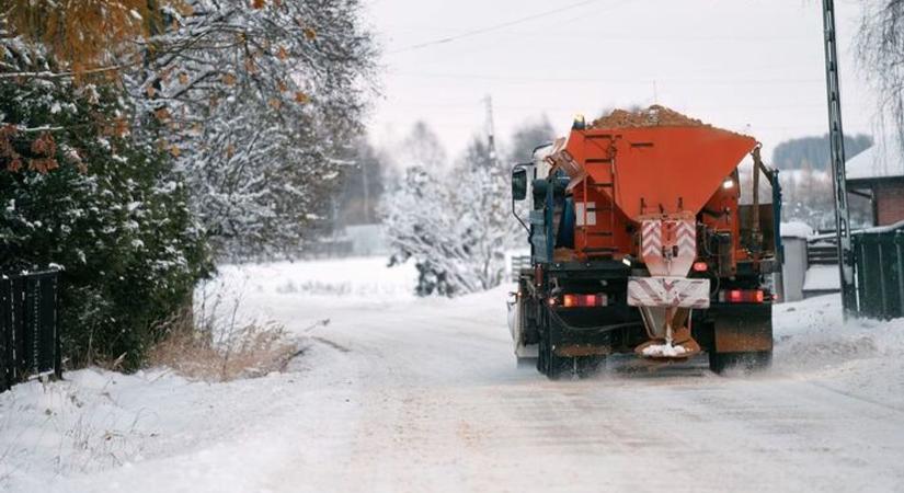 Hajnali négy óta takarítják a kozármislenyi utakat