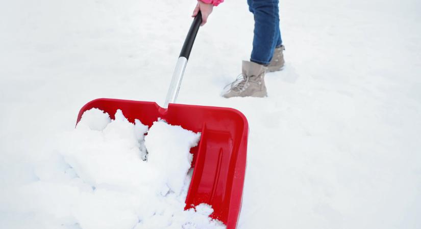 Kormányrendelet tiltja, hogy a hótól így takarítsd le a járdádat