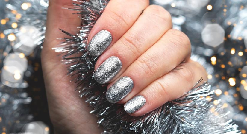 10 újévi ezüst színű körömtrend, amivel mindenkit lenyűgözöl