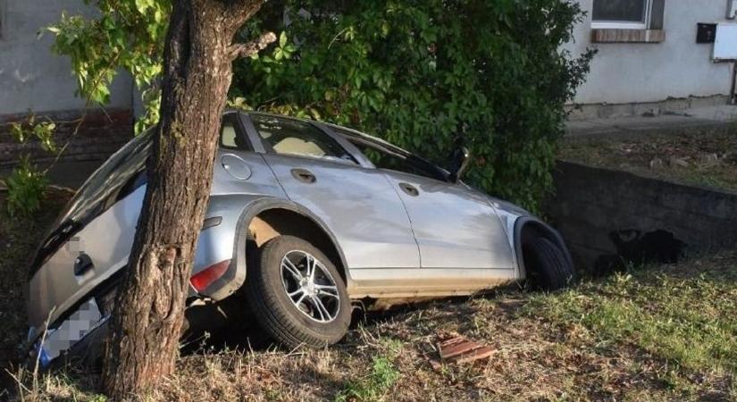 Jogsi nélkül, részegen elvitte az autót, majd pár száz méterrel az árokban kötött ki