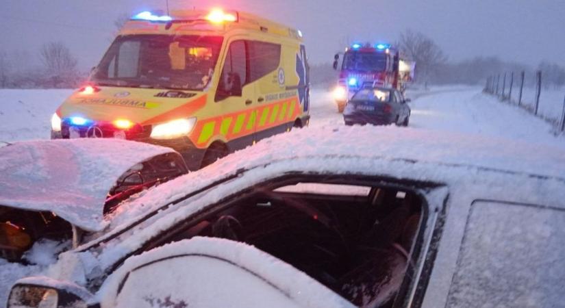 Hóban ragadt mentőautó, keresztbe fordult kamion és árokba csúszott hókotró Fejérben (galéria)