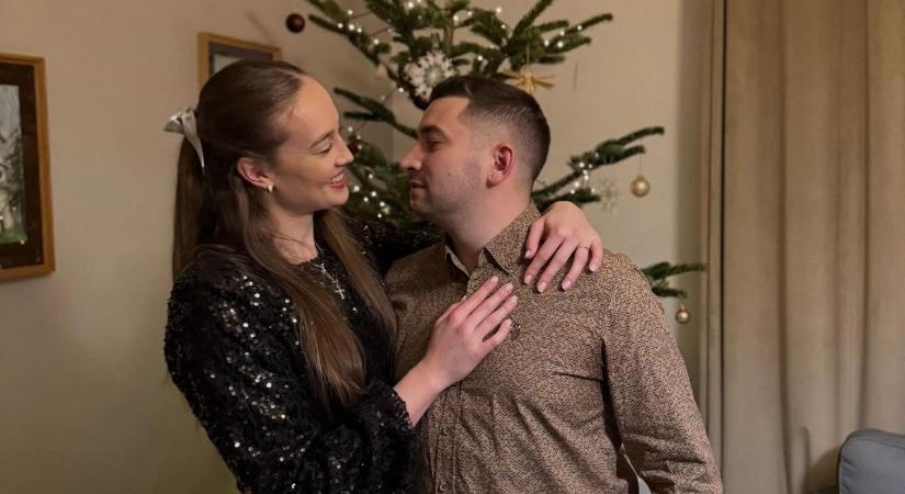 Pásztori István és Gereben Lívia meghitt csókja a karácsonyfa alatt
