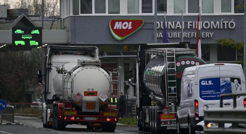 Már a szerb elnök is sürgeti a Molt, hogy zárja le a NIS-üzletet