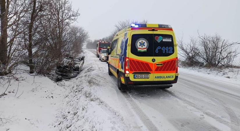 Árokba borult autó miatt szóltak a szirénák