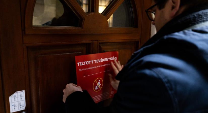 „Tiltott tevékenység” – matricázza a Terézváros az illegális Airbnb-ket