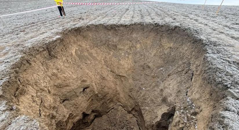 Óriási lyuk keletkezett Vizslás határában, a polgármester szerint életveszélyes lehet