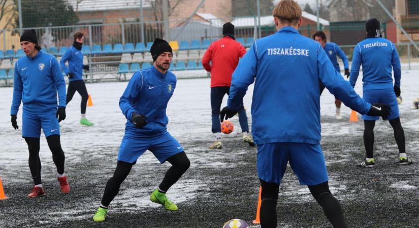 A hóesés sem akadályozta a tiszakécskei labdarúgók edzését – fotók