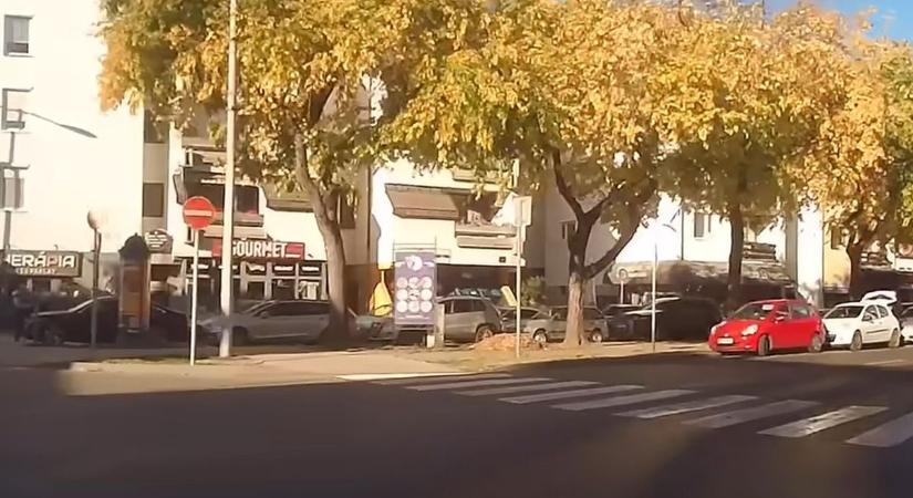 Életveszélyen manőver: Parkolni akart Győr belvárosában, három autó is bánta - videó