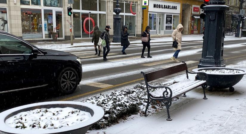 A tűzoltók semmin sem lepődnek meg! Poénos figyelmeztetések közlekedőknek