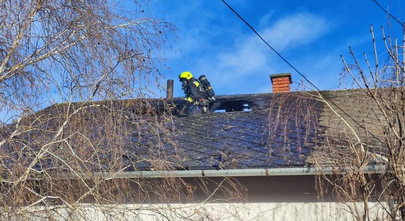 Szabadnapos tűzoltó is segít a ráksi tűzesetben
