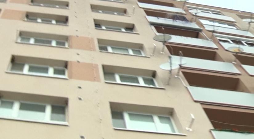 Fegyveres férfi sétálgatott és lövöldözött egy lakótelepen Ipolyságon