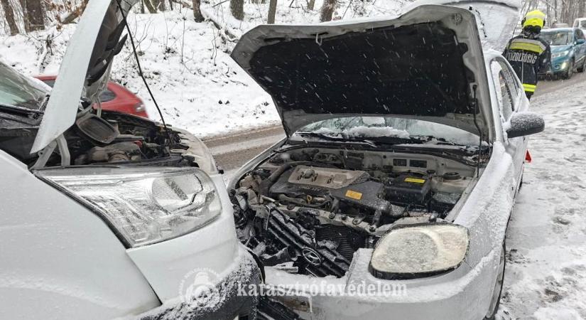 Gázpalackokat szállító teherautó ütközött Komló közelében, a mobillabort is riasztották!