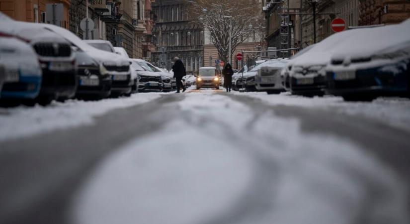 A szakképzésben részt vevő diákok is segítenek a hóeltakarításban