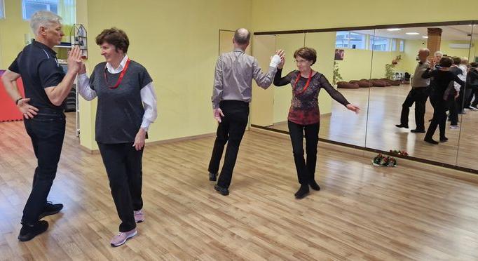 SZENIOR ÖRÖMTÁNC – Slágerekkel és mosollyal az egészségért