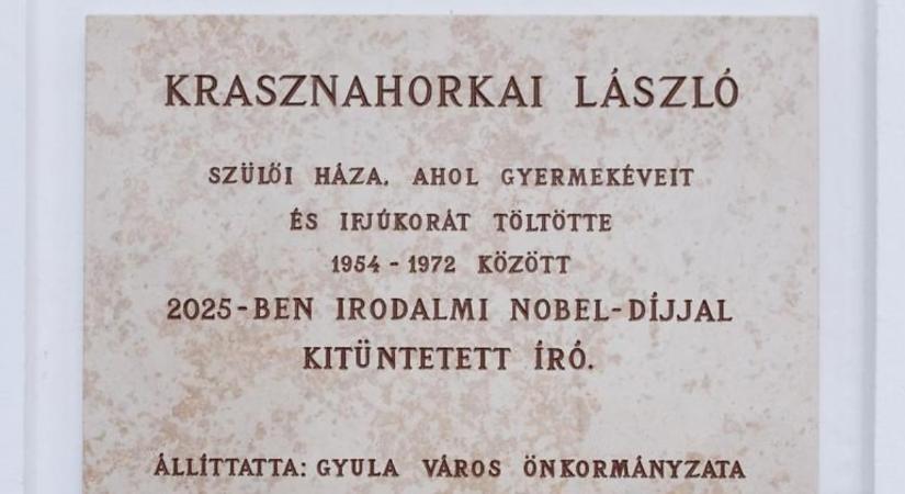 Emléktáblát avattak Krasznahorkai László szülői házánál