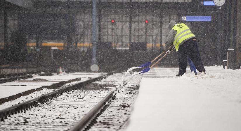 Országszerte akadozik a buszközlekedés, van olyan vonat, amelyre a buszjegyet is elfogadják