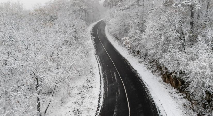 Havas és jeges utak: ezeken a helyeken a legnehezebb a közlekedés
