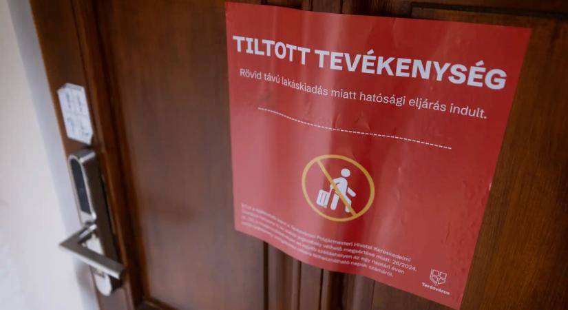 „Tiltott tevékenység” – látványos eszközzel lép fel Terézváros az Airbnb-k ellen