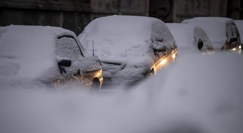 A szakképzésben részt vevő diákok segítenek a hóeltakarításban