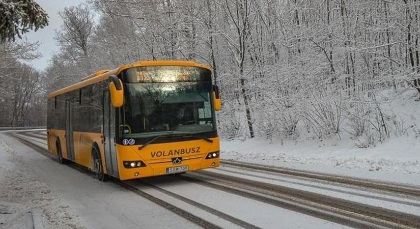 Több buszjárat kimarad, sok a késés országszerte: itt van minden közlekedési változás a hó miatt