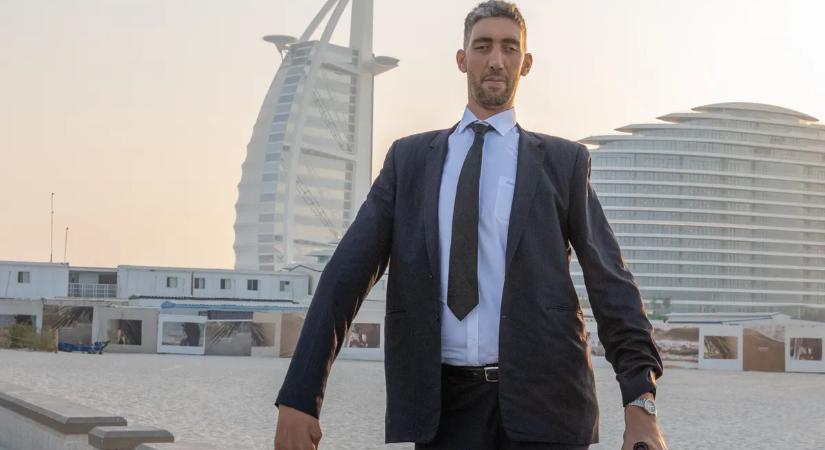 3 ágyon alszik a világ legmagasabb embere: ilyen az élet 251 centisen