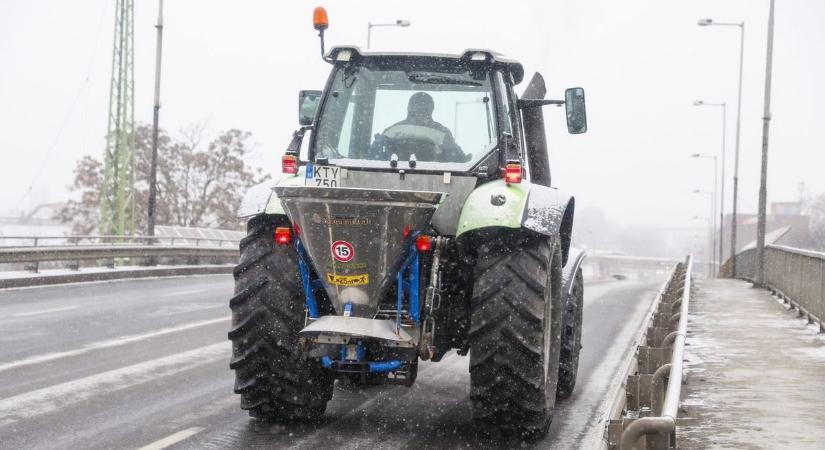 Teljes kapacitással végzi a síkosságmentesítést a Győr-Szol
