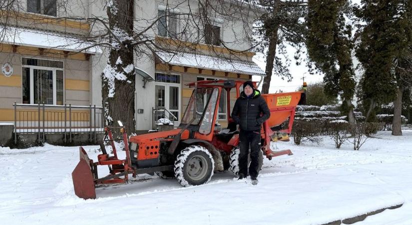 A polgármester maga ült traktorra és tolta a havat a zalai településen. Négy mázsa sót szórtak szét éjszaka