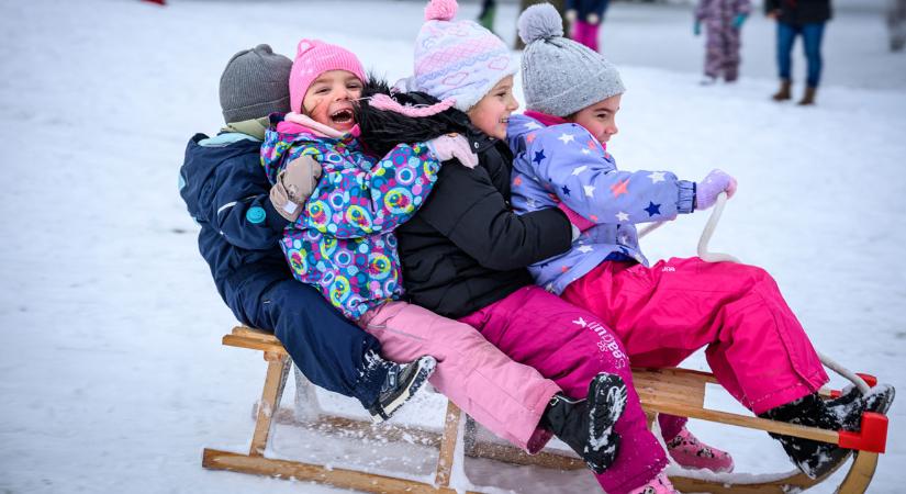 Kár, hogy nem a szünetben jött, de így is örülnek a debreceni gyerekek a hónak – fotókkal, videóval