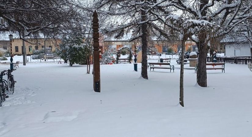 Hó bénította meg Bács-Kiskunt: Izsákon bokáig süllyedünk, az utakon megállt az élet – fotók