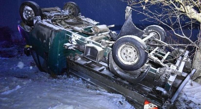 Árokba hajtott egy kisteherautó Harcnál