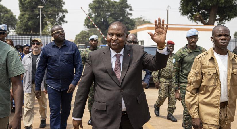 A szavazatok háromnegyedével újraválasztották a Wagner-csoport által támogatott elnököt a Közép-Afrikai Köztársaságban