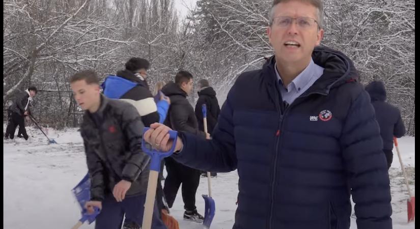 Hankó Balázs riasztotta a szakképzésben résztvevő diákokat közmunkában havat lapátolni