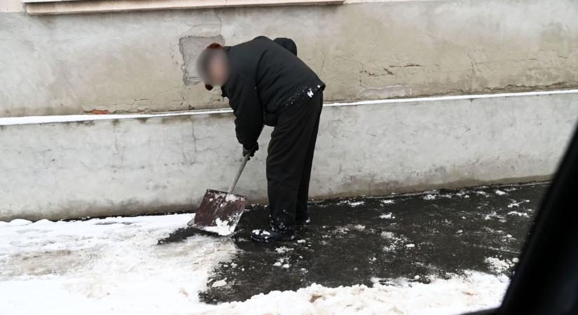 Naponta ennyit kell takarítani a havas járdát, milliós büntetést kerülhet el – galériával