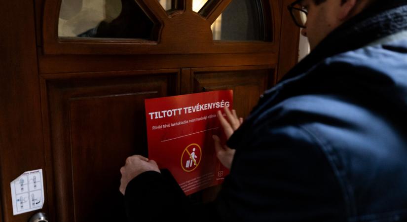 Terézvárosban eljött a leragasztás ideje az Airbnbzőkre