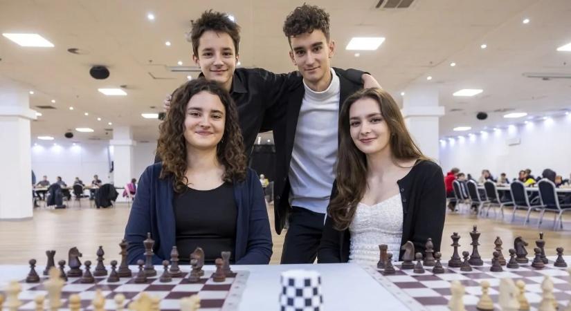 Sakk: a FIDE is méltatja a Karácsonyi testvérek csúcsszimultánját