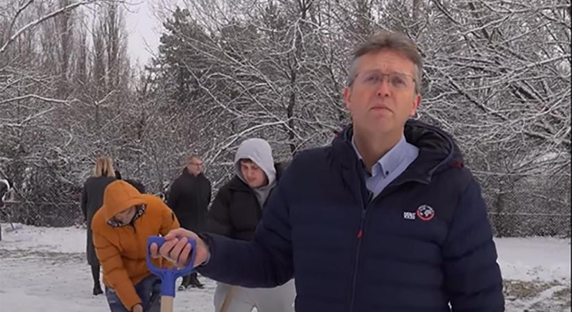 Hankó Balázs közölte, levelet írt a szakképzési iskoláknak, hogy a stramm diákok segítségét kérje a hóeltakarításhoz
