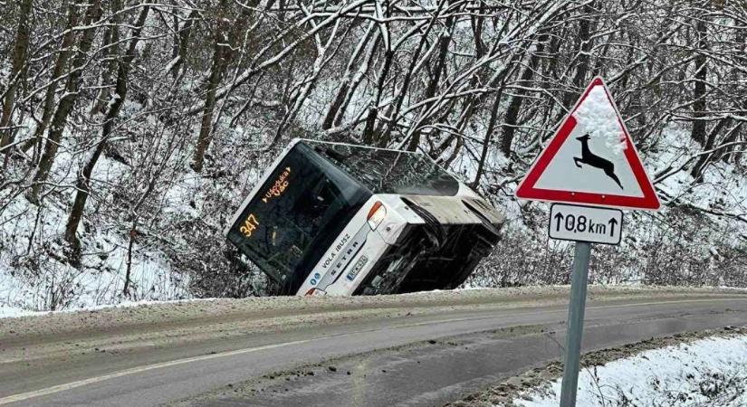 Árokba borult egy busz Vácdukán, többen megsérültek