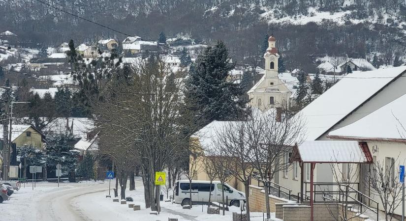 Helyszíni fotók: így intenek be a havazásnak a kistelepülések, itt nem mumus a hó