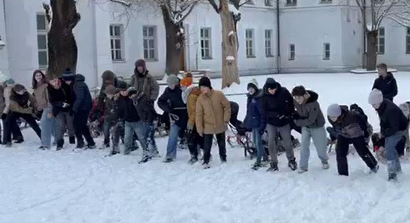 Szánkóversennyel kezdődött a nap a kecskeméti iskolában – videó