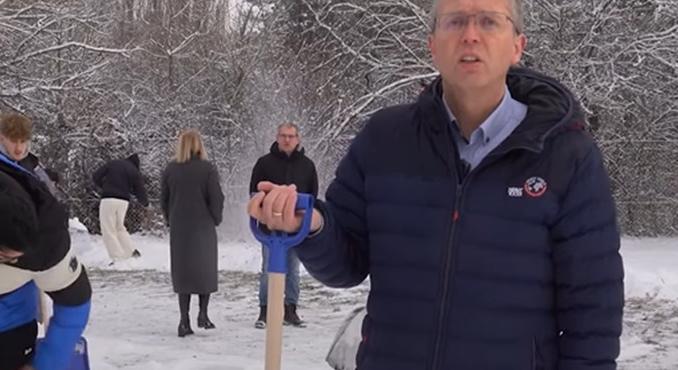 Lapátra fel! Hankó Balázs havat lapátolni hívta a szakképzésben tanuló diákokat